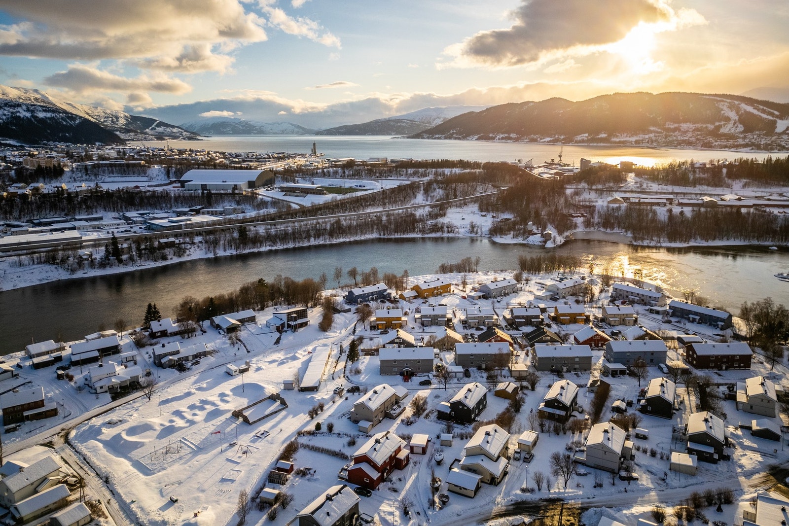 Boligen har en populær beliggenhet på Selfors, her får du gode solforhold, samt kort vei til butikk, skole og barnehage Galleribilde