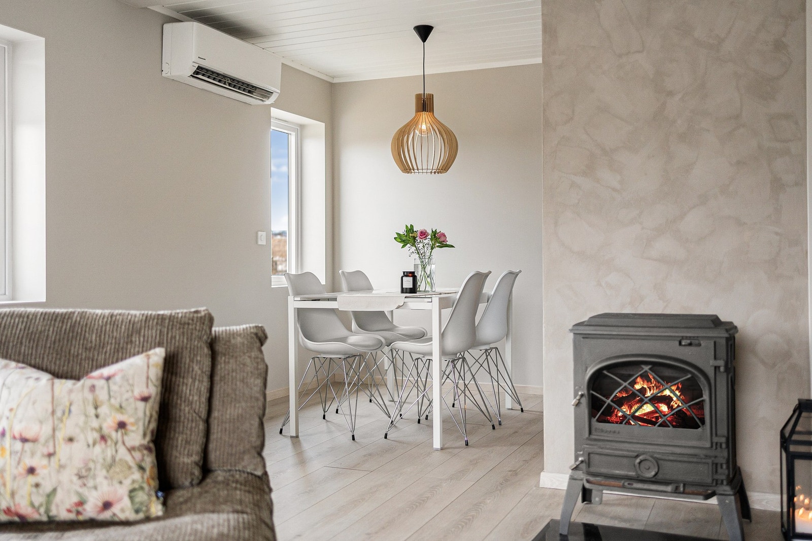 Varmes opp med varmepumpe og vedovn Galleribilde