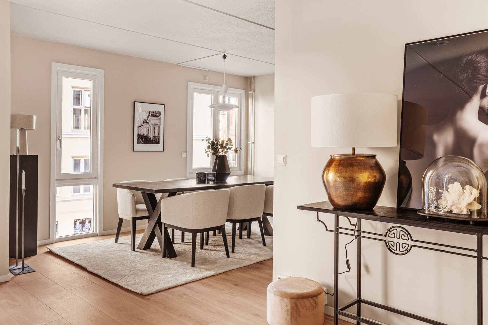 Fra stuen er det åpen løsning inn til spisestueområdet - en luftig og sosial sone. Takhøyden i stueområdet er 2,49 m. Galleribilde