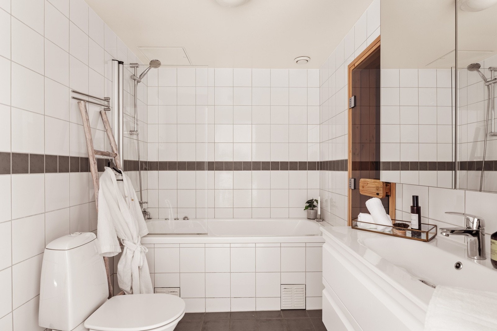 Badet er fra 2003 med dusjløsning, badekar og opplegg for vaskemaskin. Galleribilde