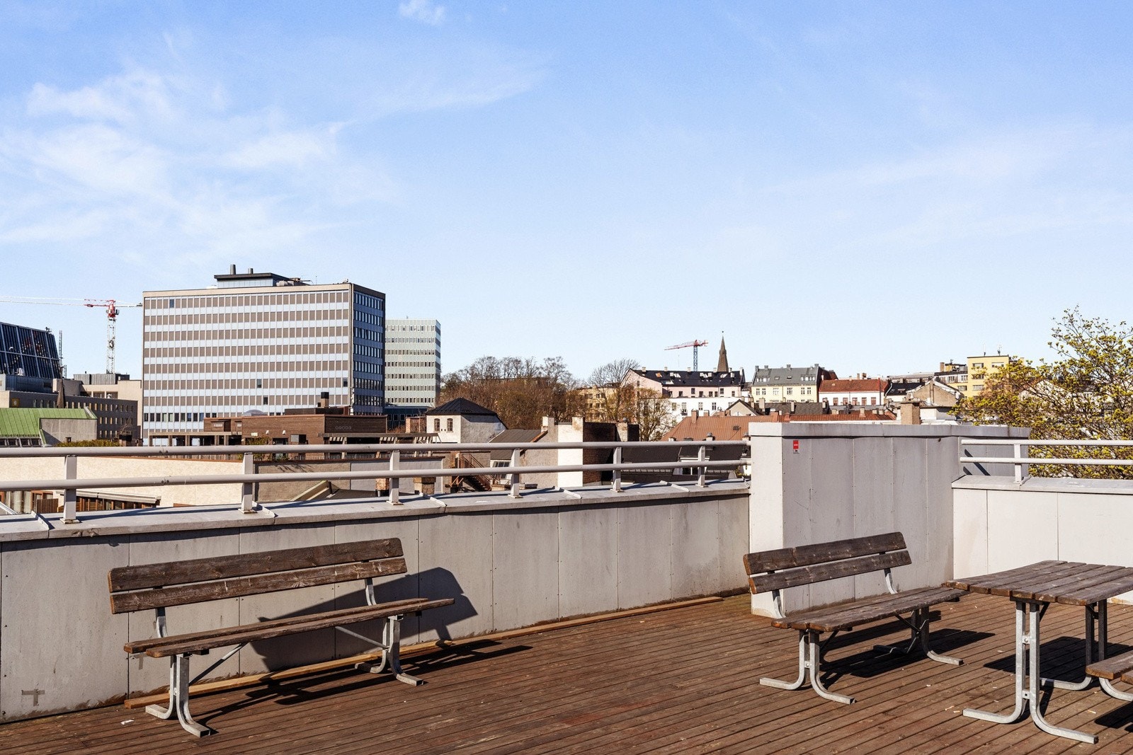 Takterrassen har benker og bord der du kan nyte sene sommerkvelder med venner og familie. Galleribilde