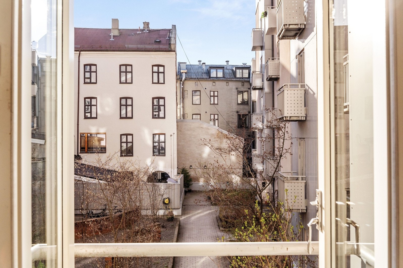 Begge soverommende vender mot den store, frodige og rolige bakgården. Galleribilde