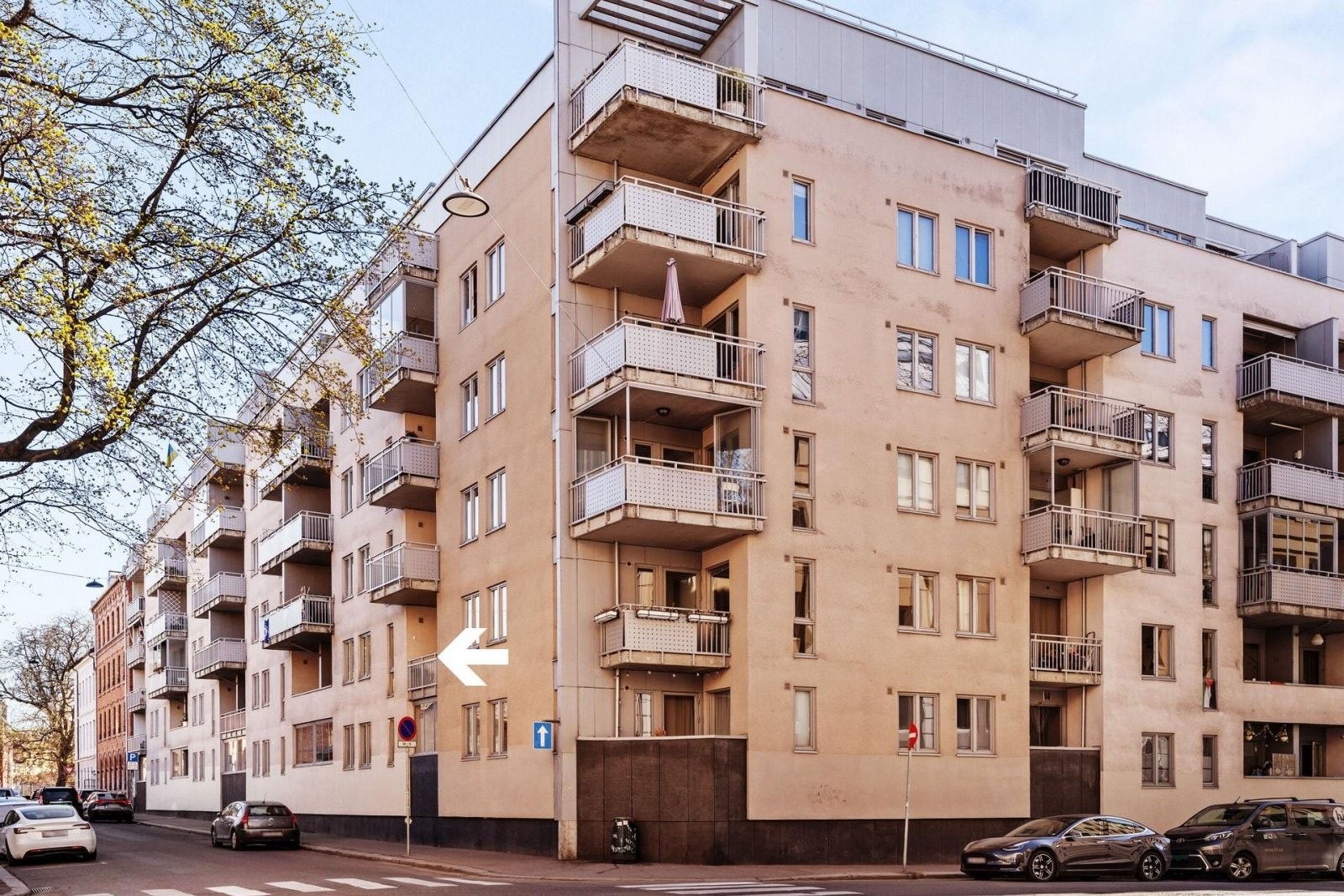 Balkongen fra stuen vender nordvest med ettermiddagssol. Leiligheten har nye gulv og malte overflater fra 2025. Galleribilde