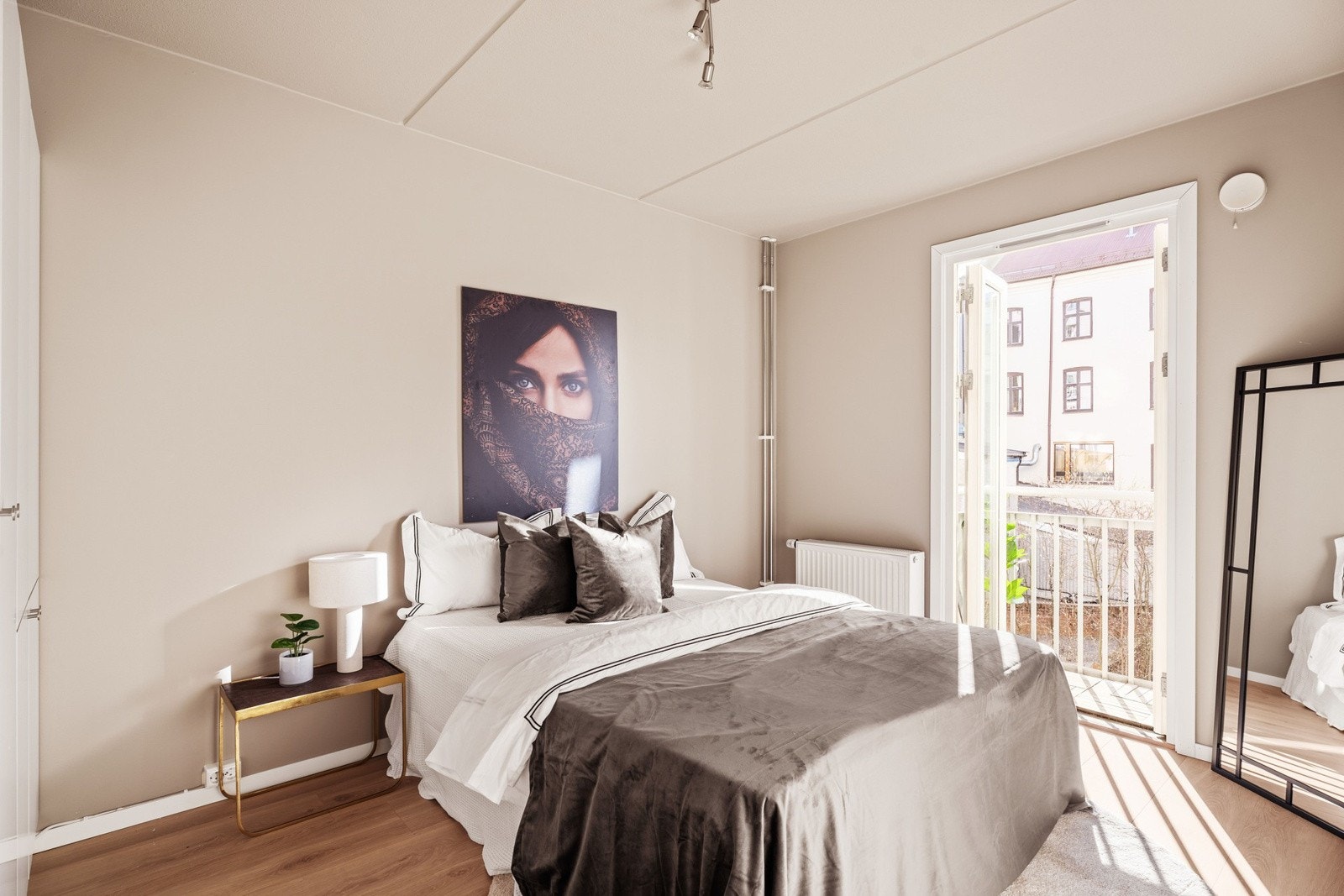 Hovedsoverommet er av god størrelse med egen balkong som vender mot bakgård. Galleribilde