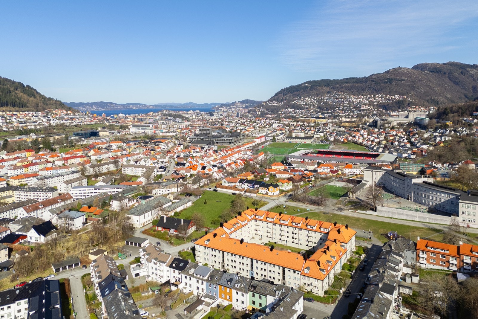 - Nærområdet byr på svært gode kollektivmuligheter med både bybane og buss, som tar deg til Bergen sentrum eller mot Nesttun og Flesland - Galleribilde