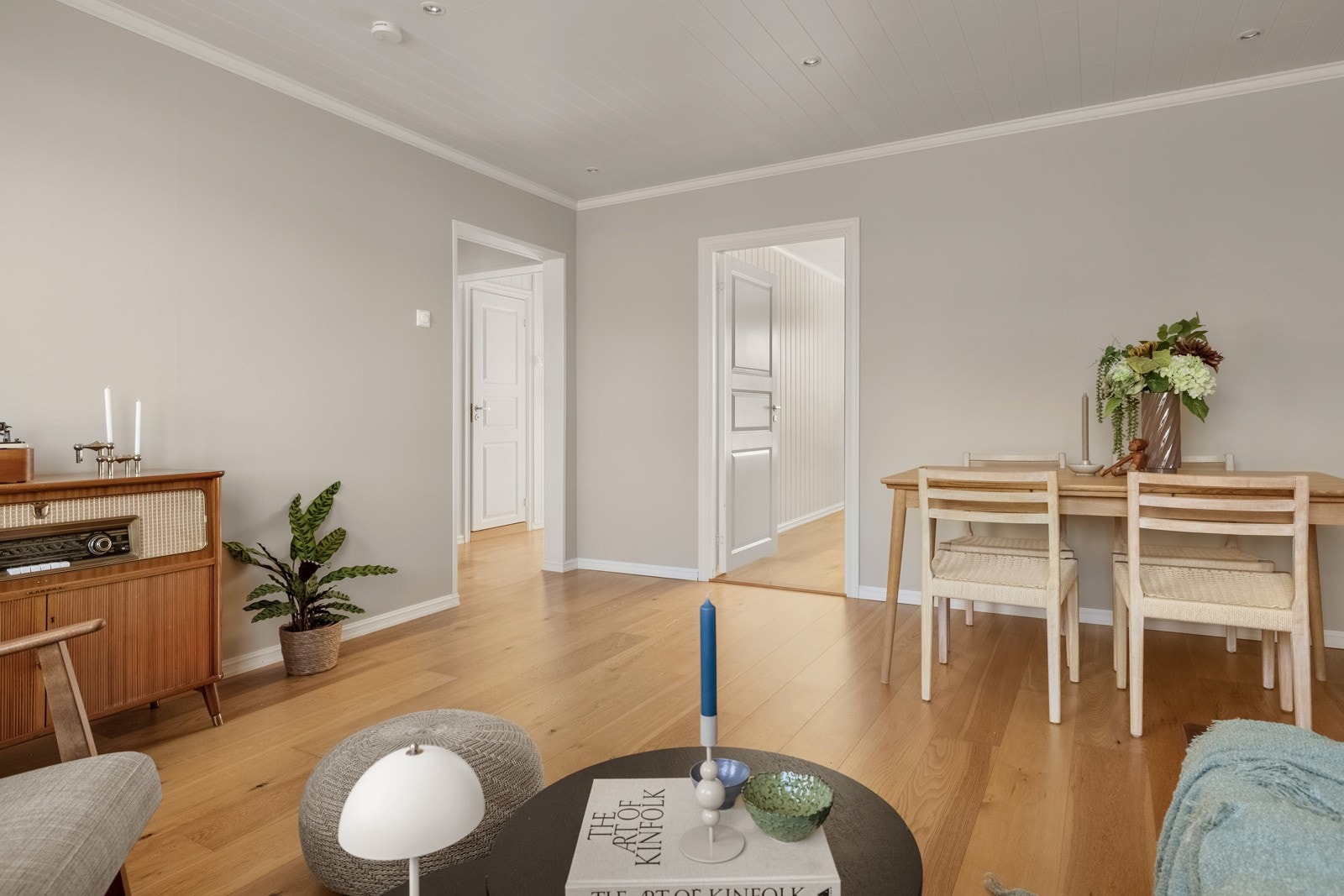 - Leiligheten fremstår som lys og trivelig med store vinduer og spotlights i alle rom - Galleribilde