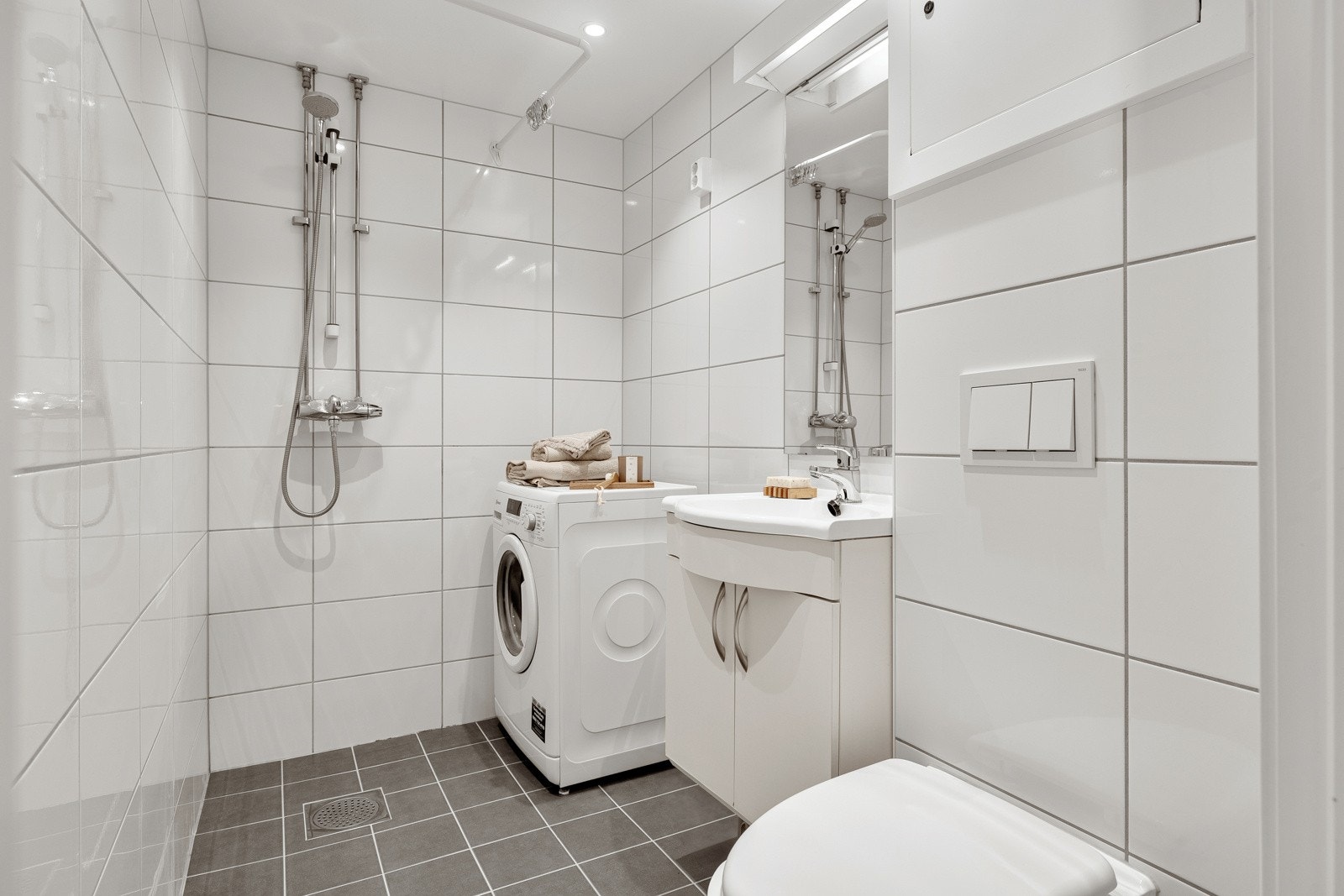 - Badet fremstår svært delikat og er helfliset i lyse fliser. Bad og rør ble oppgradert i 2019 - Galleribilde