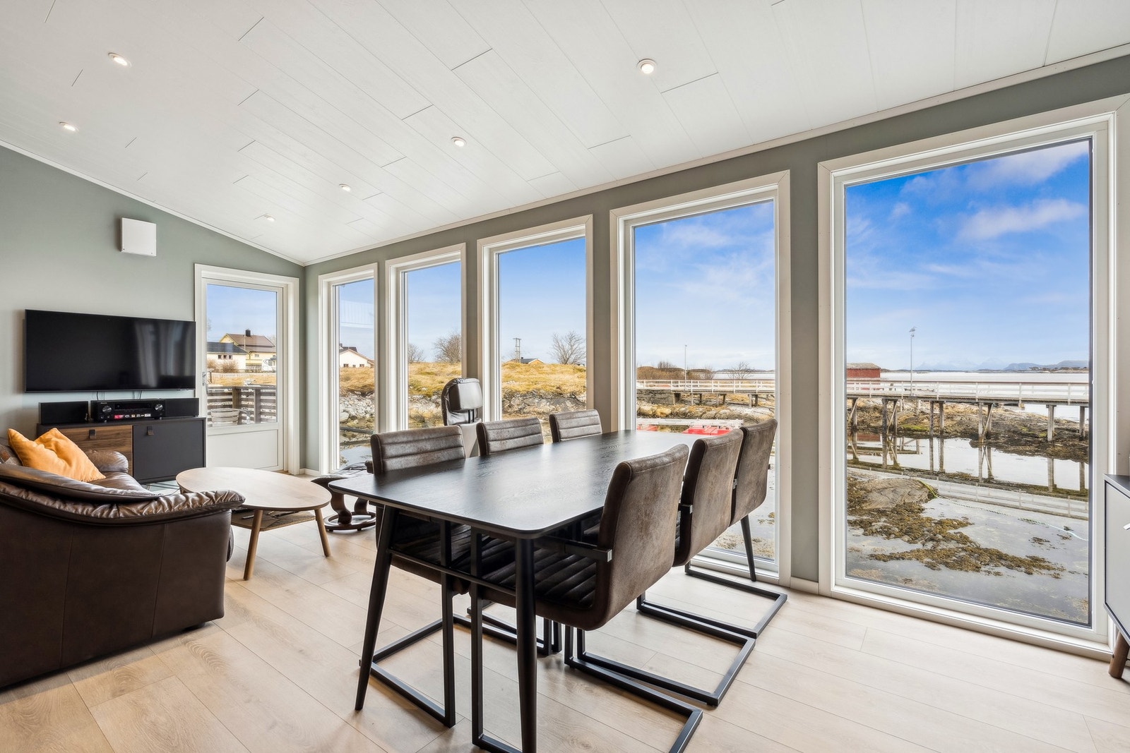 Delvis åpen stue- og kjøkkenløsning gir en romslig romfølelse Galleribilde