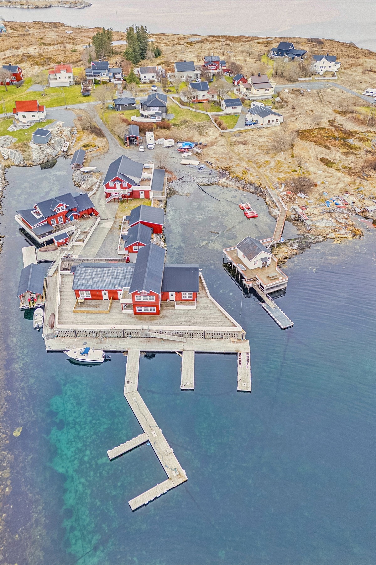 Her på Seløya finner du både nærbutikk, serveringssteder som kan by på både konserter og spennende arrangementer og overnattingssteder Galleribilde