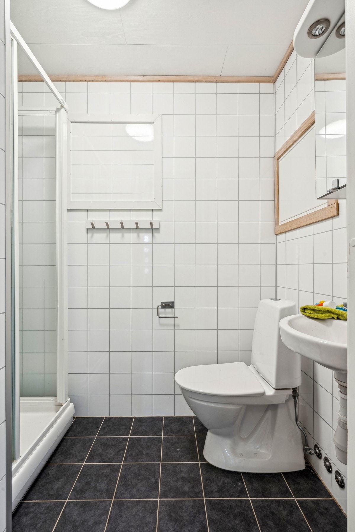 Rommet har et flislagt gulv med elektriske varmekabler som gir en behagelig varme Galleribilde