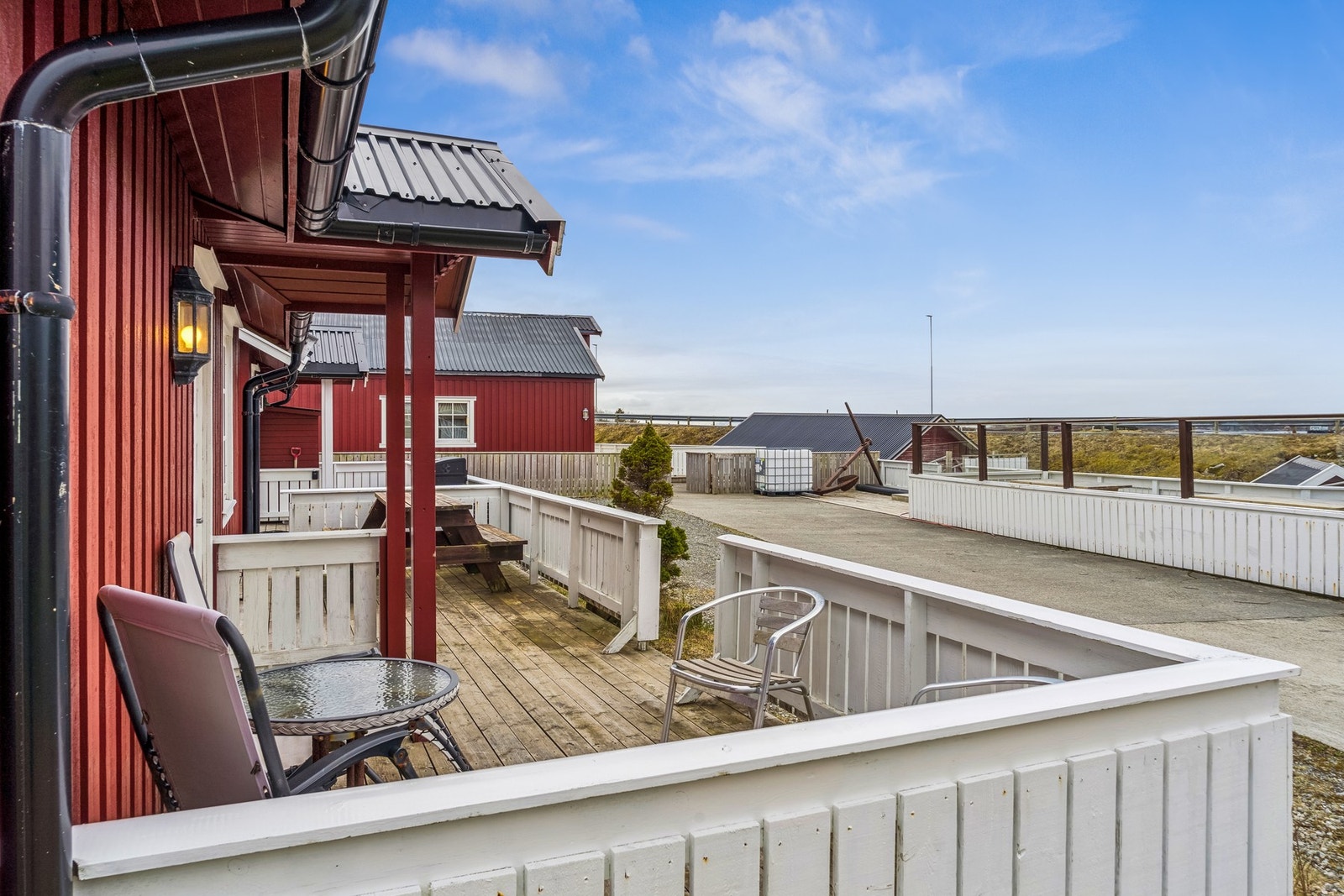 Ved inngangspartiet finner du et lunt og behagelig sted for å nyte livet på Seløya Galleribilde