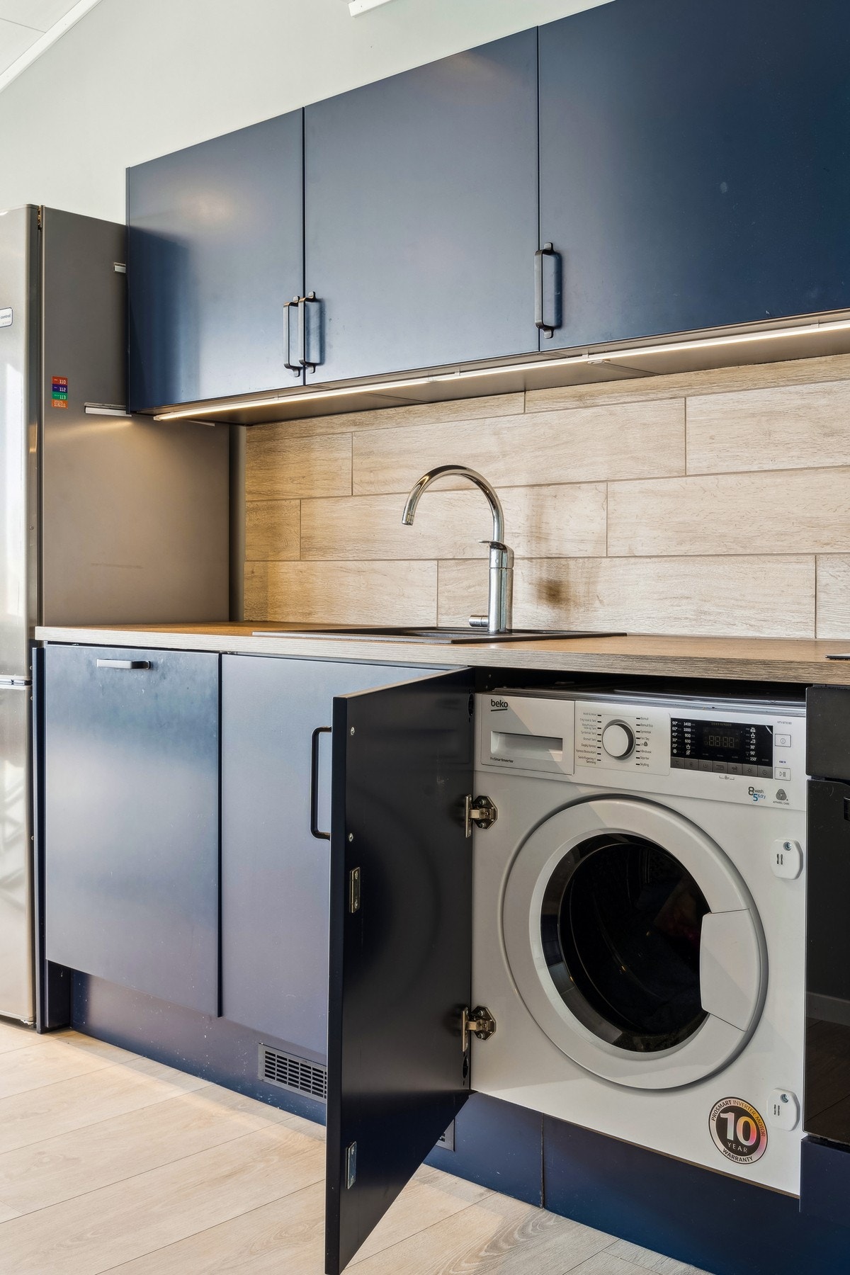 Vaskemaskinen er praktisk plassert i et skap (kombinert vask og tørketrommel) Galleribilde