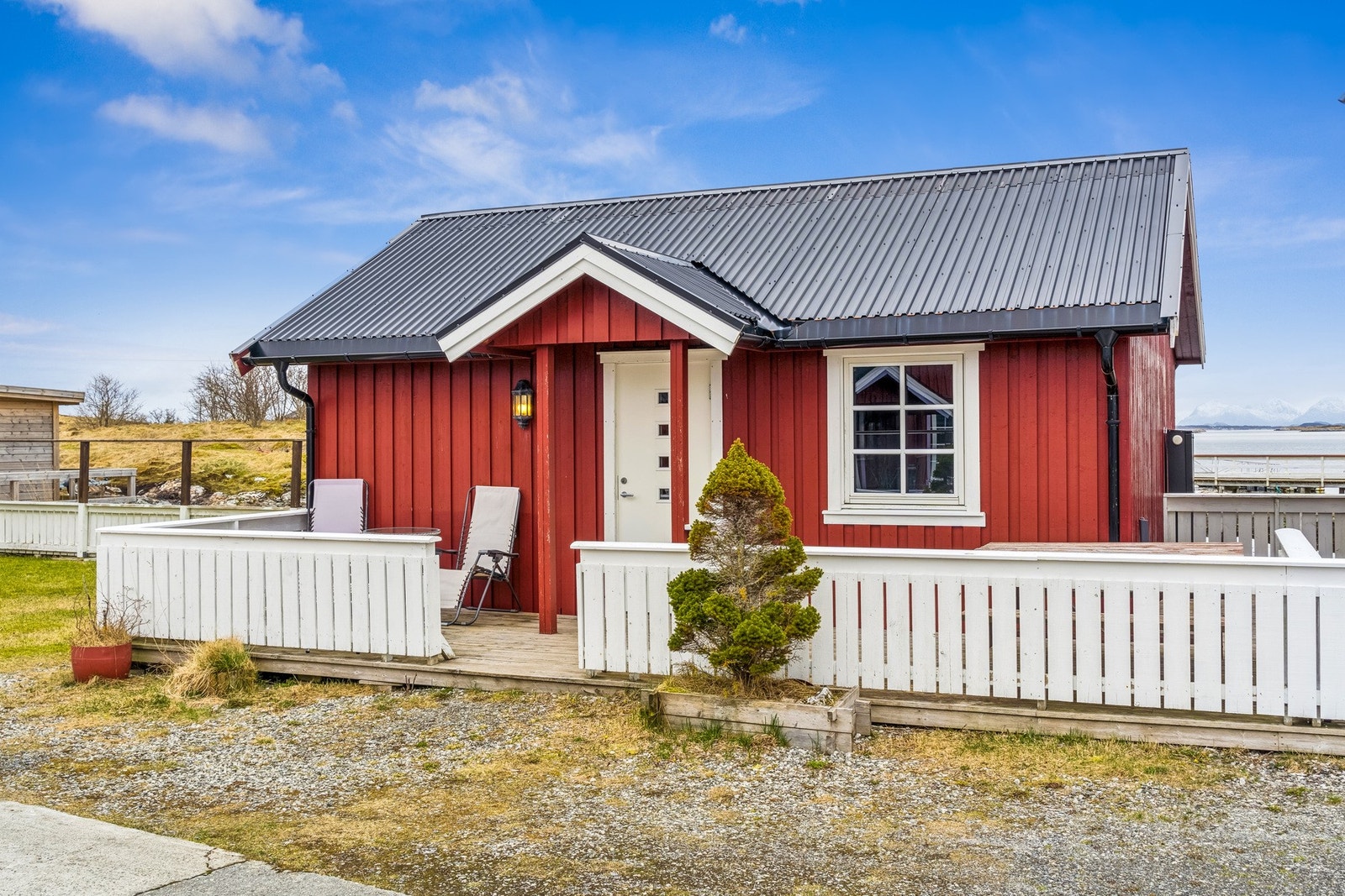 EiendomsMegler 1 har gleden av å presentere denne perlen av en fritidsbolig på Helgelandskysten! Galleribilde