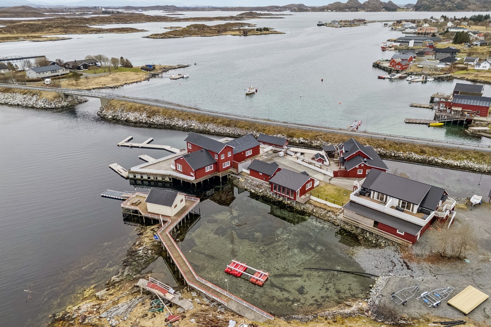 Hytta ligger på vakre Seløya og er det perfekte stedet for deg som ønsker å nyte ferien med nærhet til sjøen og naturopplevelser Galleribilde