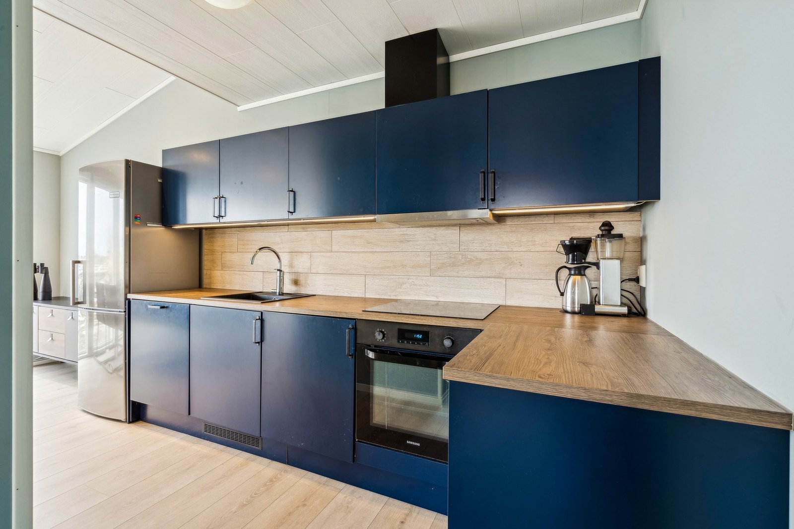 Kjøkkenet er fullt utstyrt med oppvaskmaskin, induksjonstopp, stekeovn og har god plass til kjøl/fryseskap Galleribilde