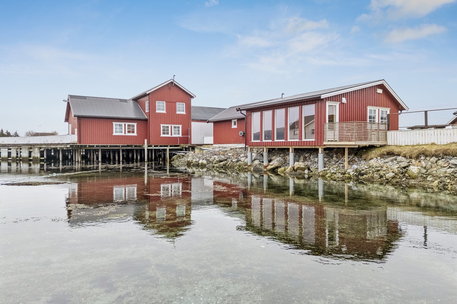 Hytta er i tillegg utvidet med en ny planløsning som maksimerer utsikten mot havet Galleribilde