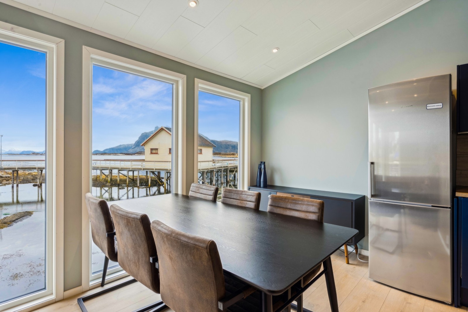 God plass til spisestue mellom sonene Galleribilde