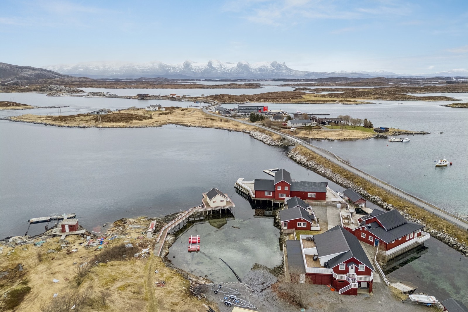 Her ligger du idyllisk til med fantastisk utsikt mot fjellkjeden De syv søstre og Dønnamannen Galleribilde