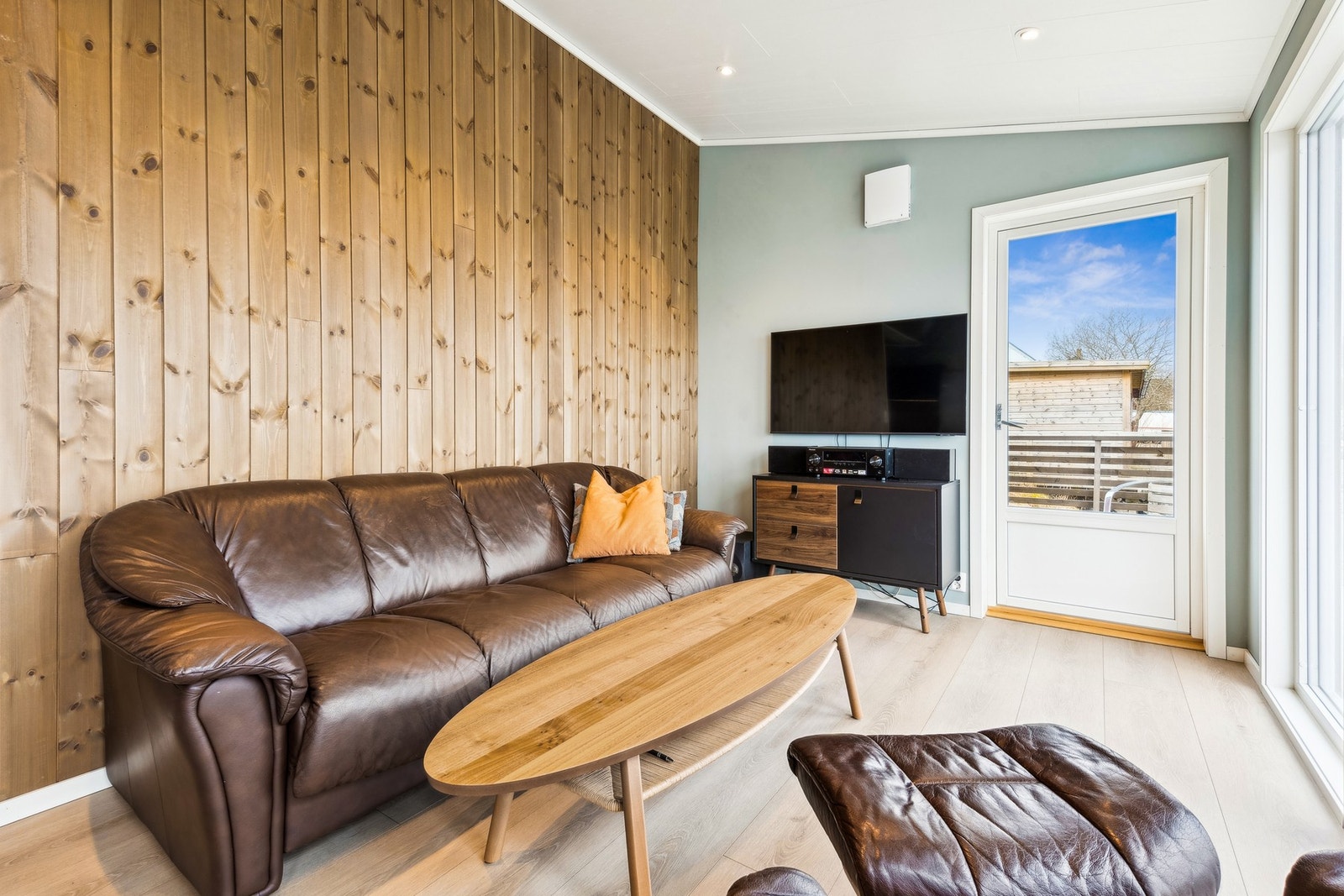 De fleste rommene har fått nye overflater i nyere tid, noe som gir boligen et moderne og friskt preg Galleribilde