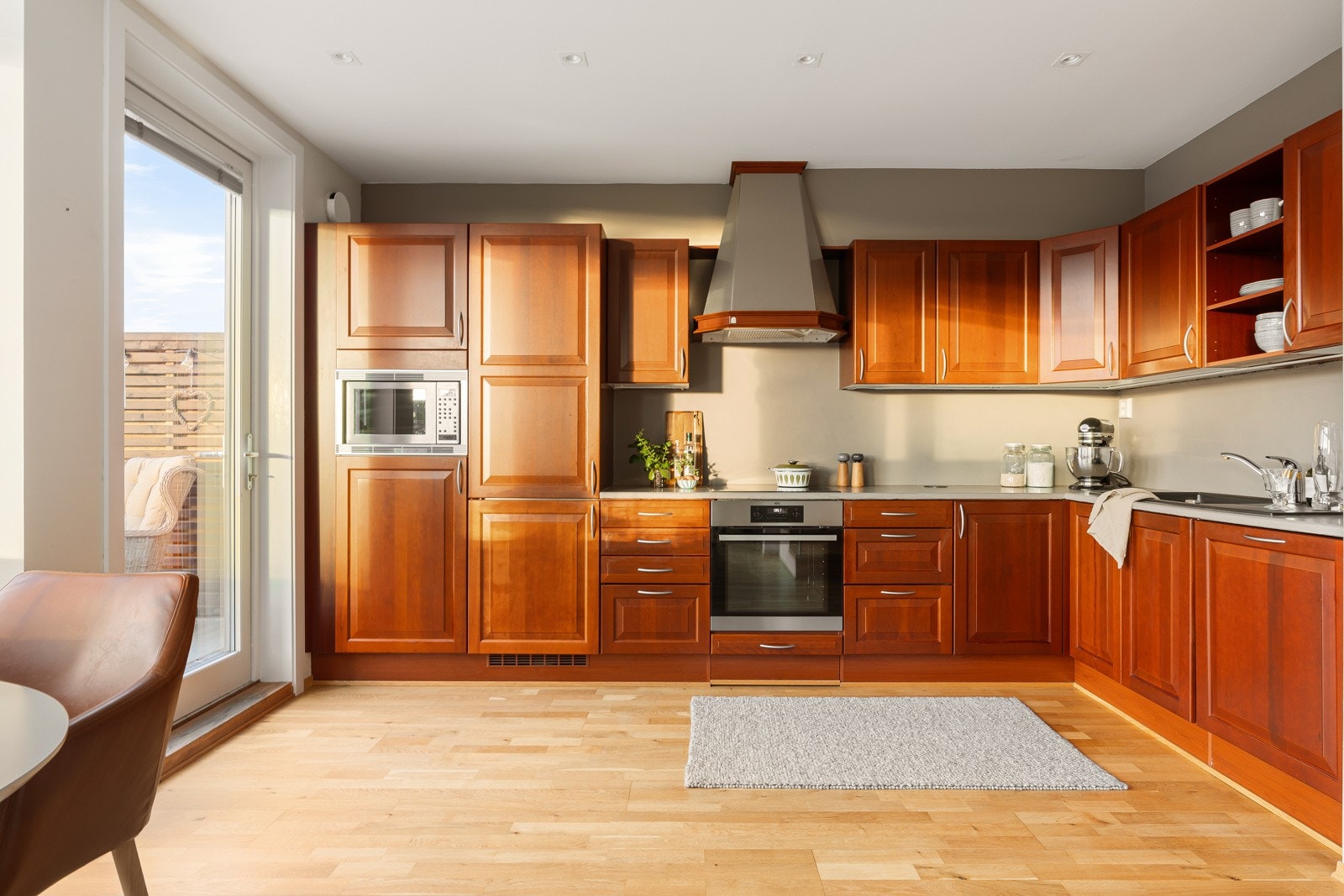 Kjøkkenet har rikelig med oppbevaringsplass i over- og underskap, samt gode arbeidsforhold på benkeplaten. Galleribilde