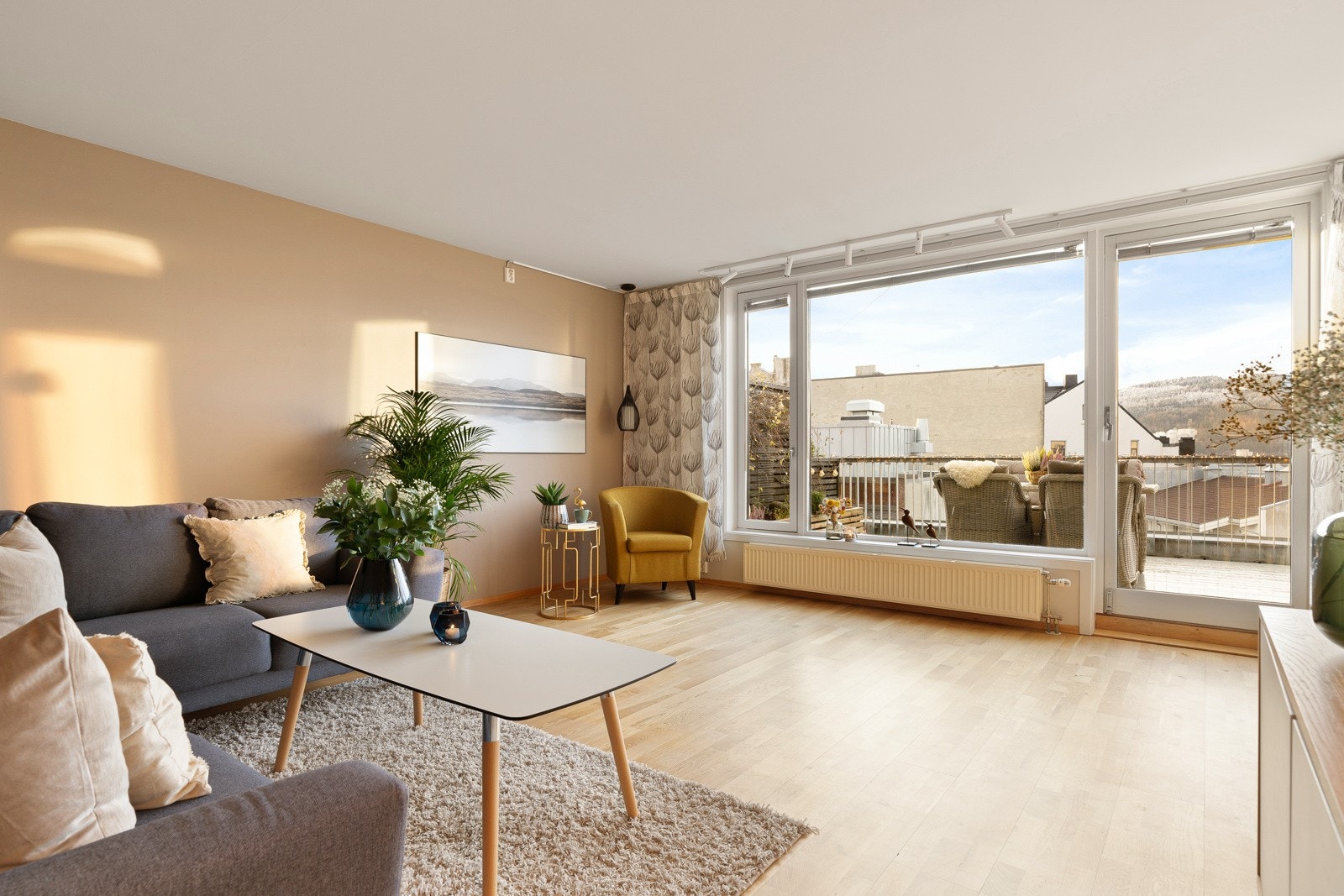 Vindusflatene sørger for mye lysinslipp samtidig som utsikten mot fjorden fremheves på en elegant måte. Galleribilde