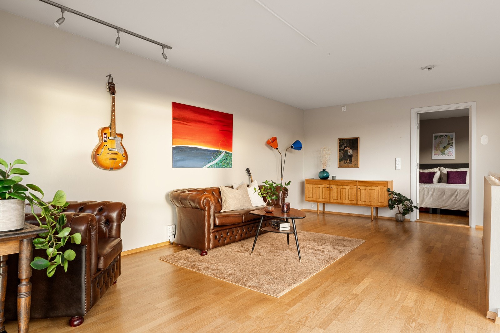 Stuen er malt i duse og behagelige fargetoner som gjør det enkelt å møblere med eget møblement. Galleribilde