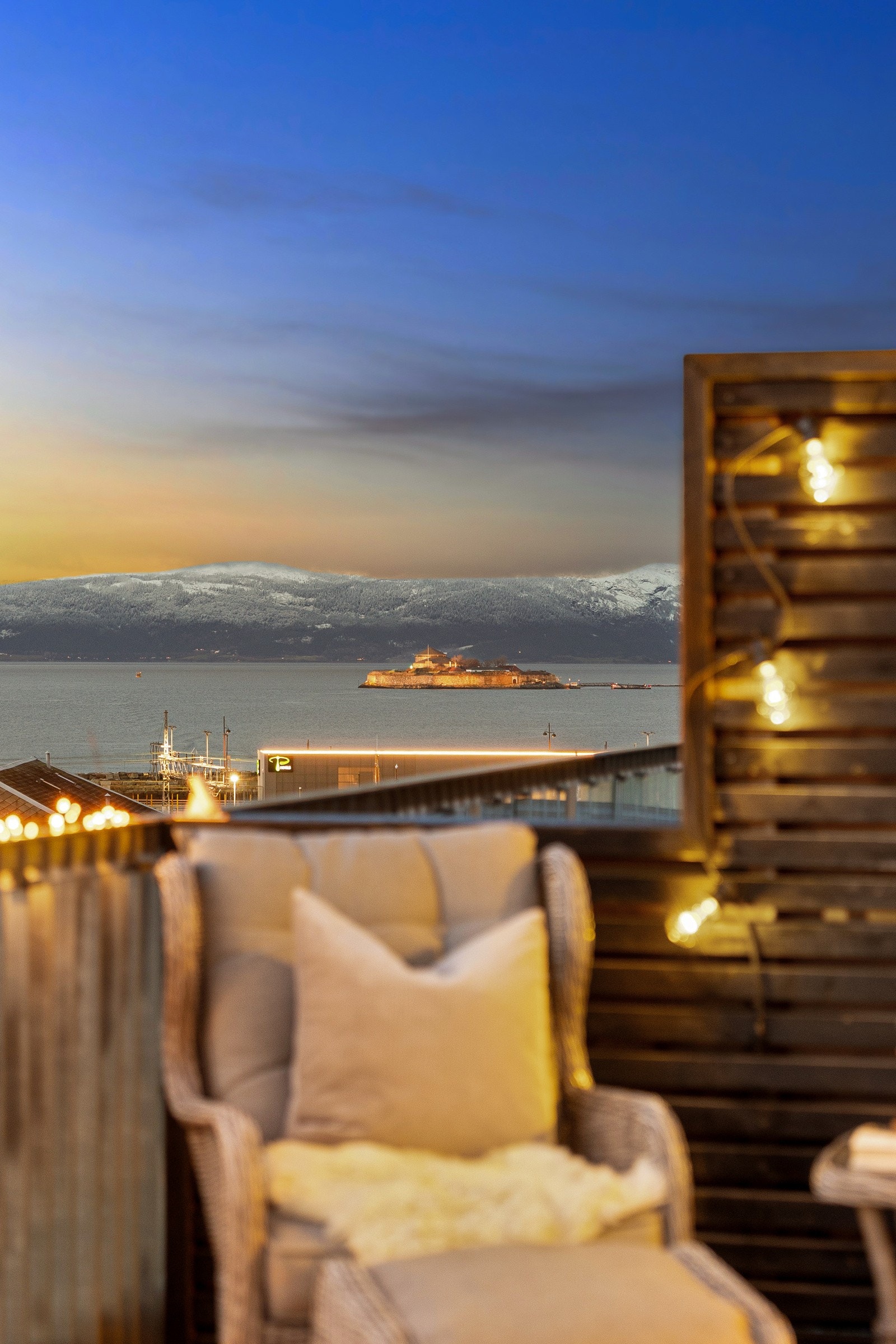 Utiskt fra terrassen på kveldstid. Galleribilde