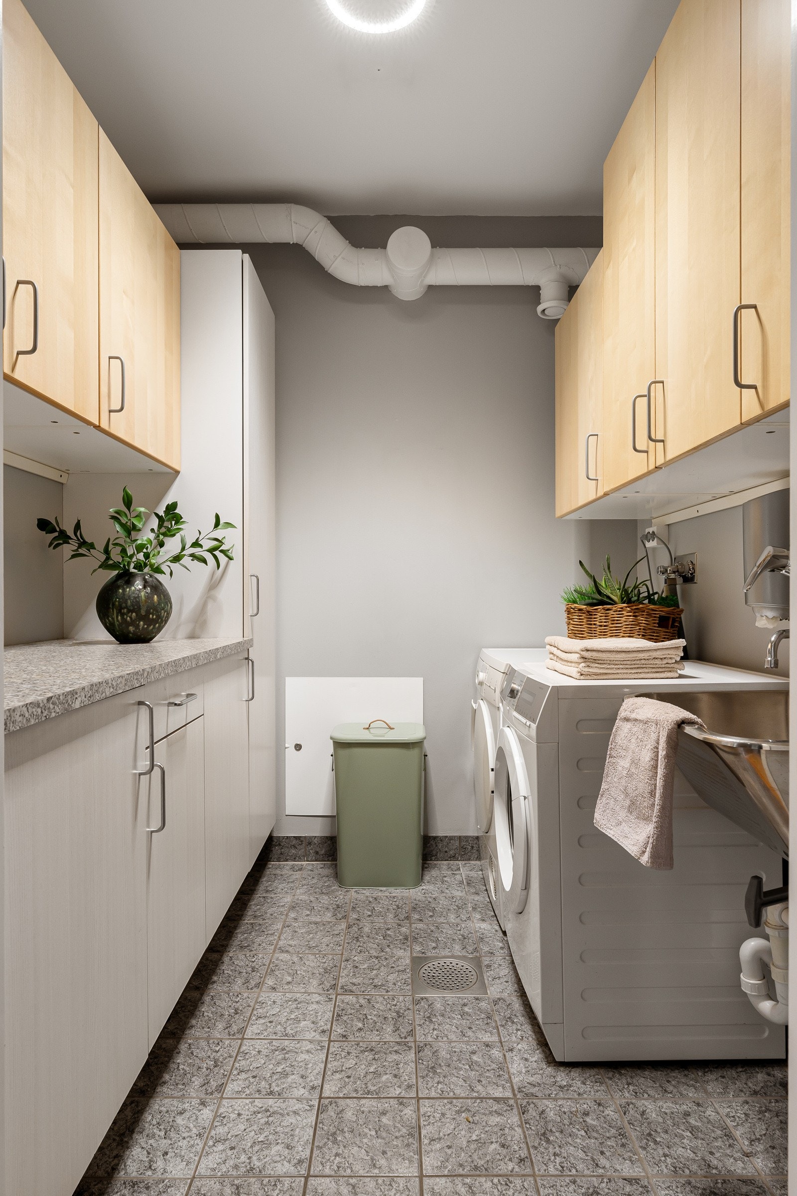 Vaskerommet er flislagt og er innredet med over- og underskap og utslagsvask. Galleribilde