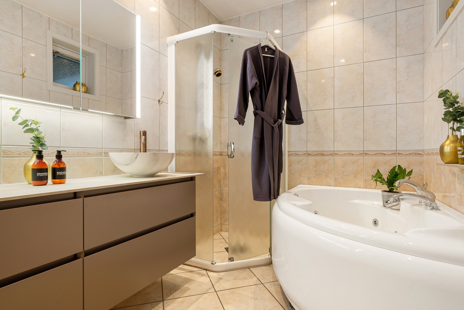 I 2024 ble det byttet til en ny og moderne baderomsinnredning. Galleribilde