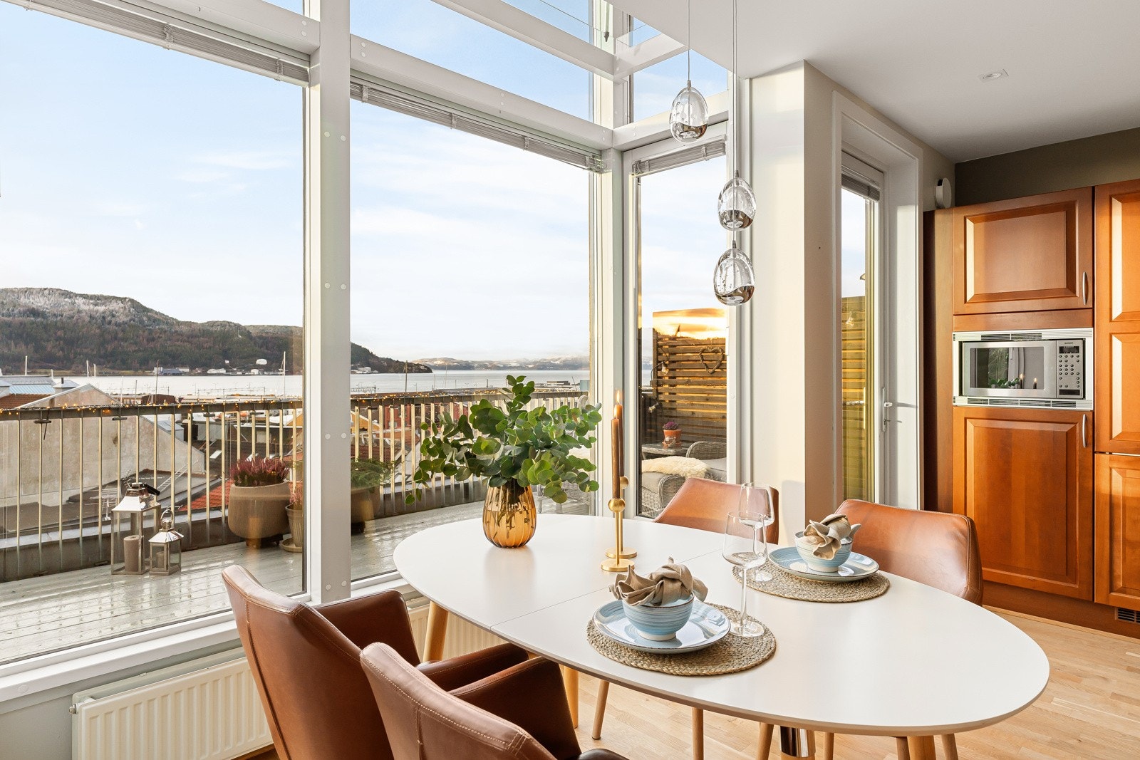 Fra spisestuen er det store vindusflater som strekker seg videre opp til boligens 5. etasje. Galleribilde