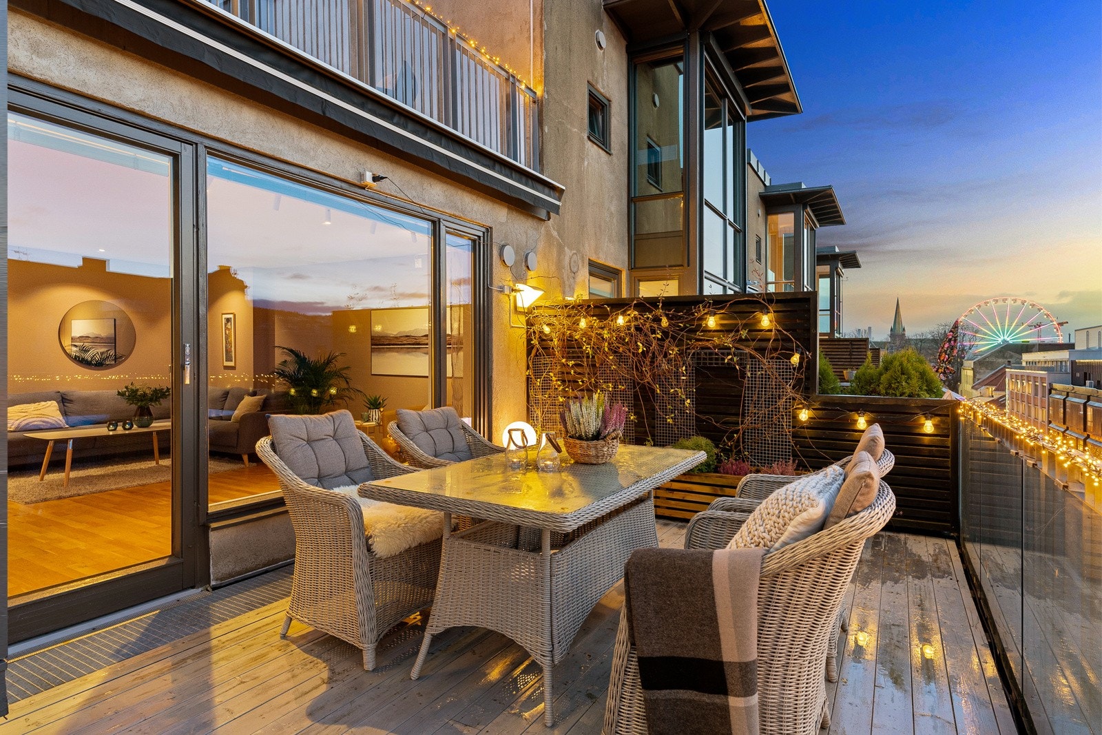 Terrassen har en skjermet beliggenhet uten innsyn, som innbyr til både avslapning og sosialt samvær. Galleribilde