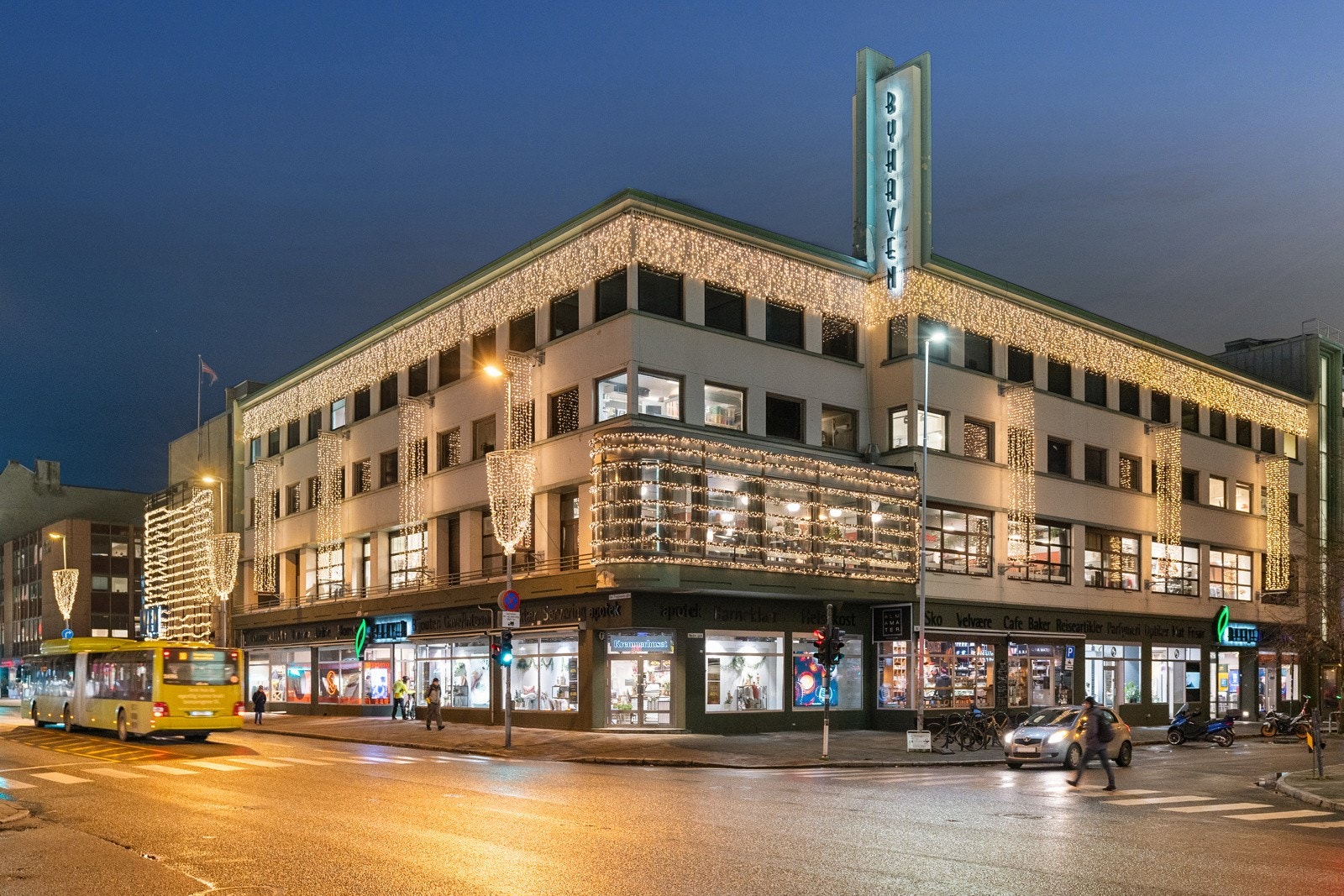 Leiligheten ligger på taket av Byhaven kjøpesenter som tilbyr et variert utvalg butikker innen mote, interiør og daglivare. Galleribilde