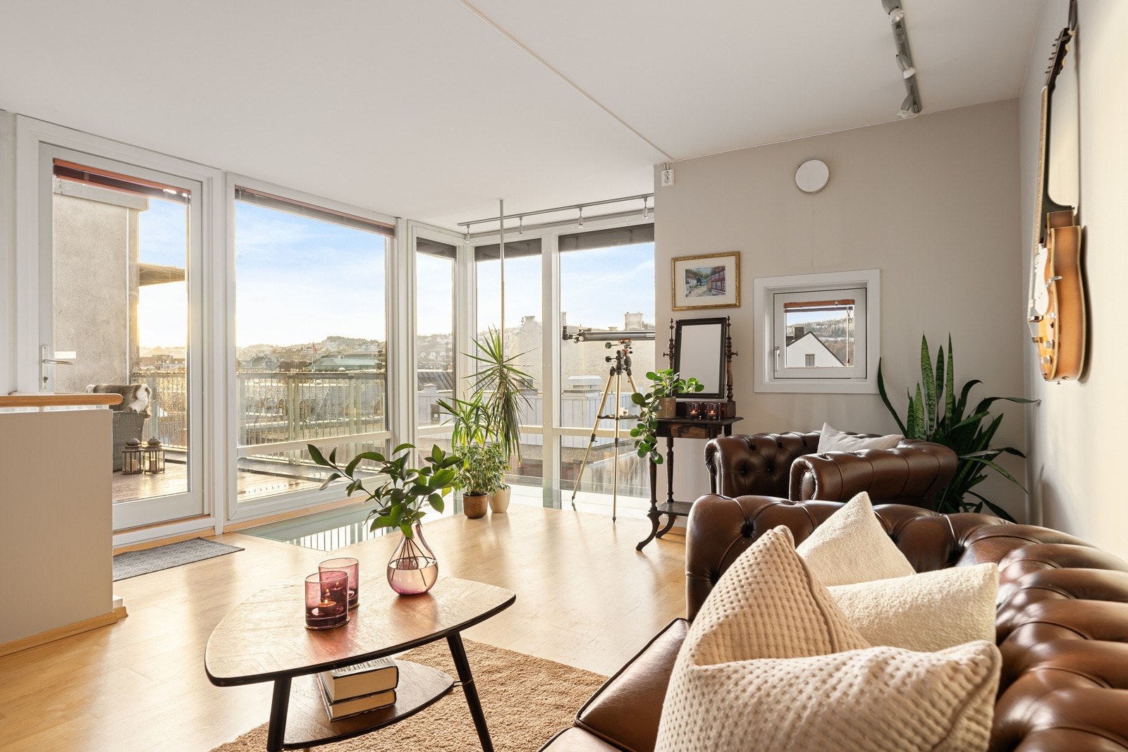 Stuen i denne etasjen måler 30 kvm og oppleves lys og innbydende. Galleribilde