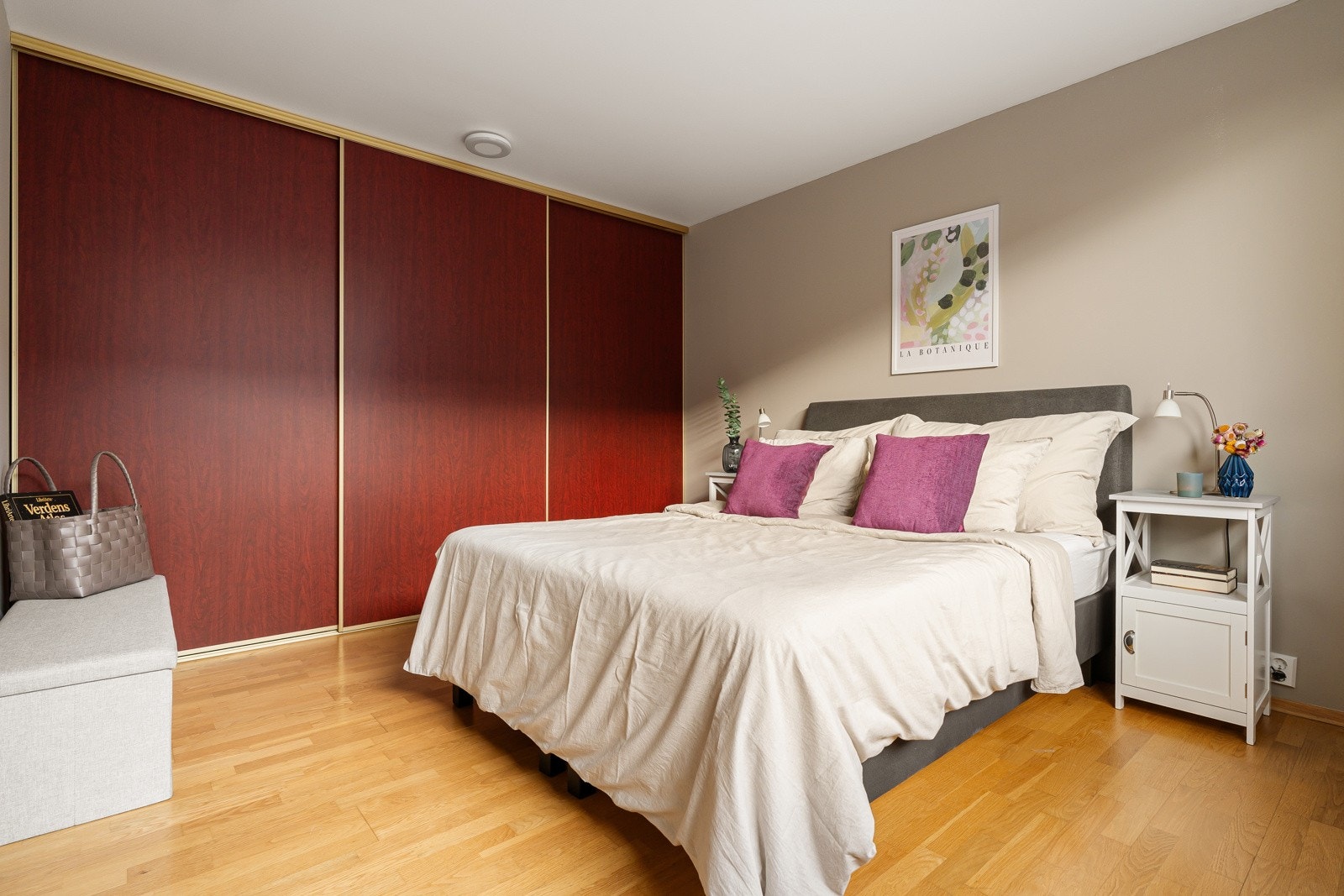 Soverom på 15 kvm med stor plassbygd skyvedørsgarderobe. Galleribilde