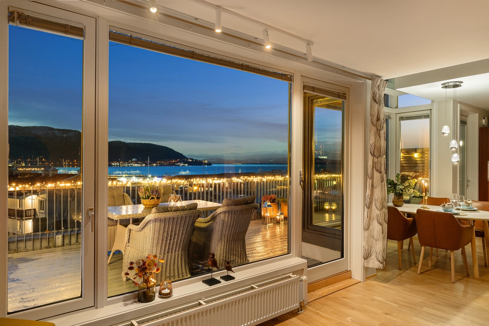 Fra stuen har man direkte adkomst til en romslig og innbydende takterrasse. Galleribilde