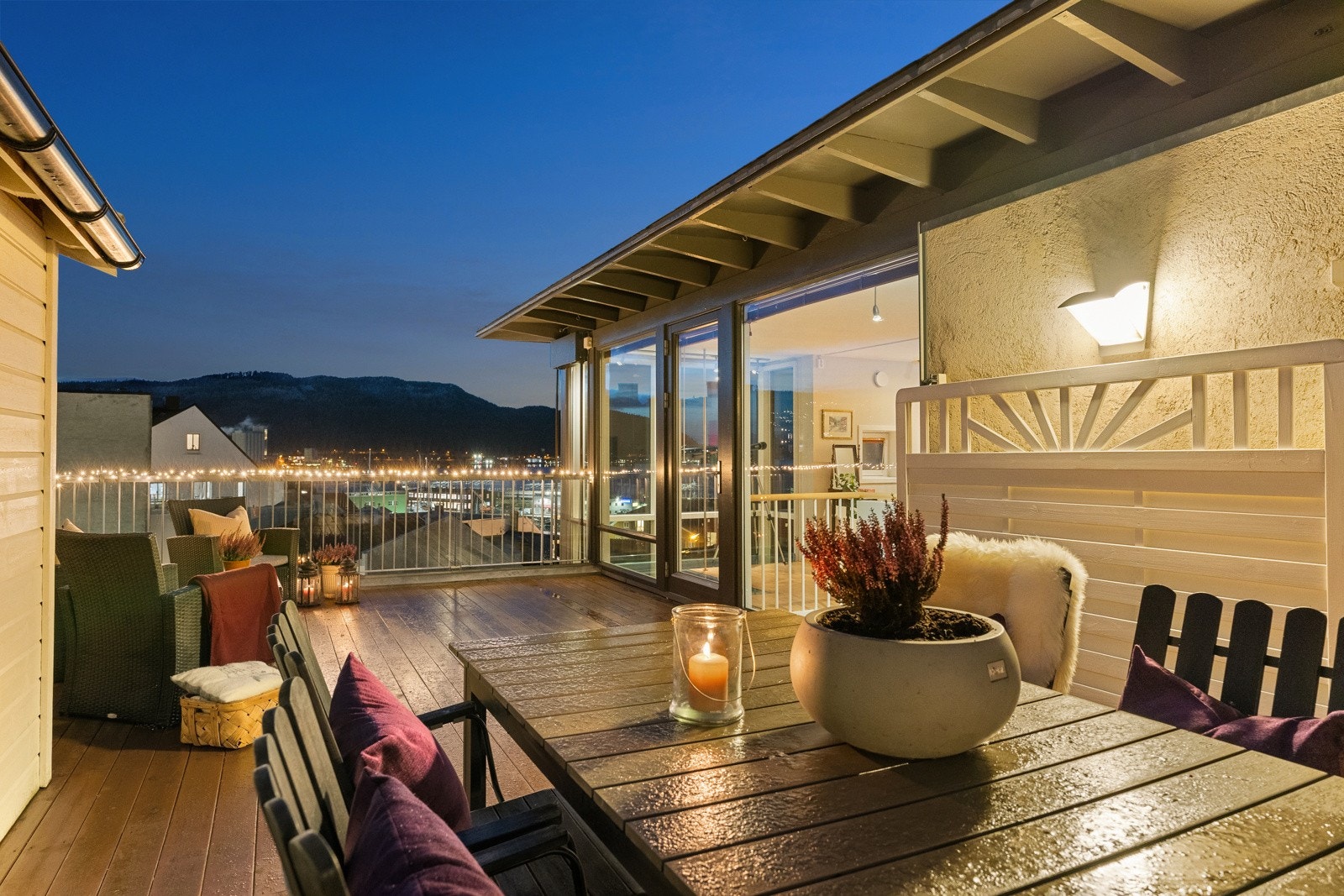 Terrassen måler ca. 39 kvm og har glimrende solforhold. Det er to tilhørende boder som gir ekstra lagringsplass. Galleribilde