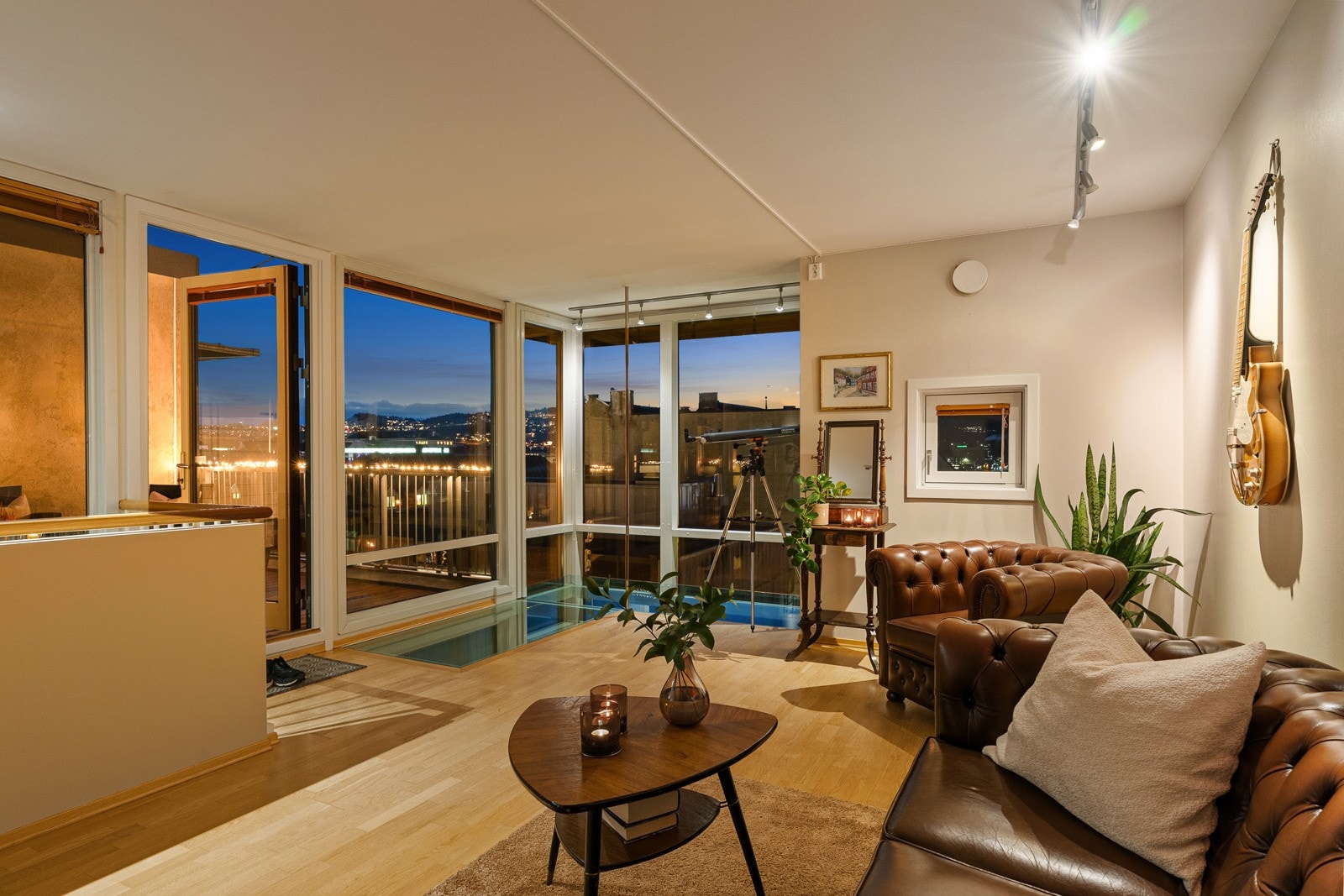 Stuen har plass til flere sittegrupper hvor man kan nyte den fantastiske utsikten. Galleribilde