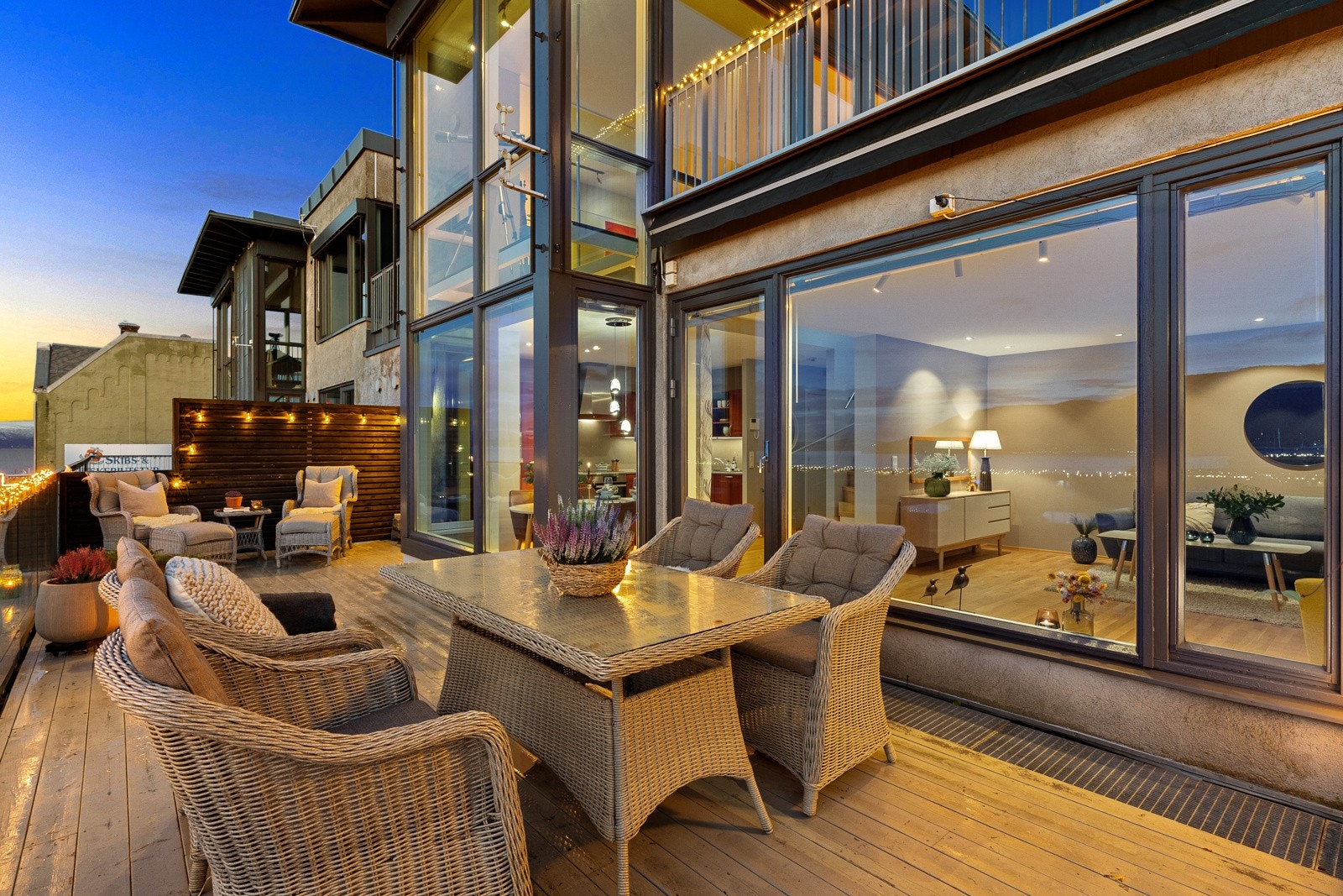 Fra terrassen har man en storslått utsikt mot Trondheimsfjorden, Munkholmen og Fosenalpene. Galleribilde