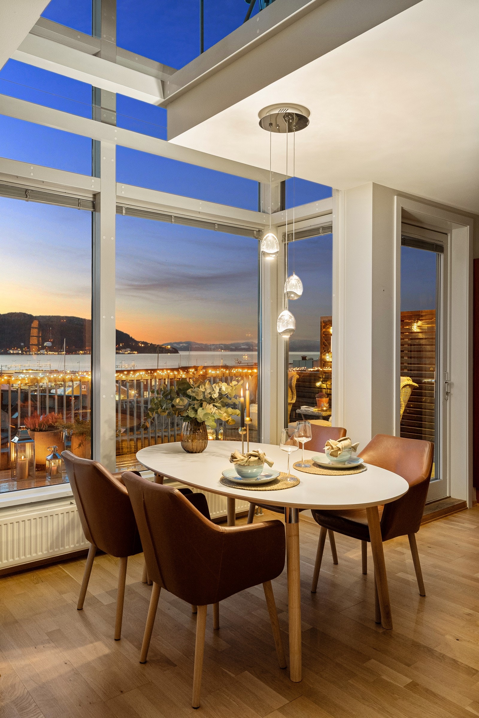 På kveldstid skaper varm belysning en innbydende atmosfære. Galleribilde