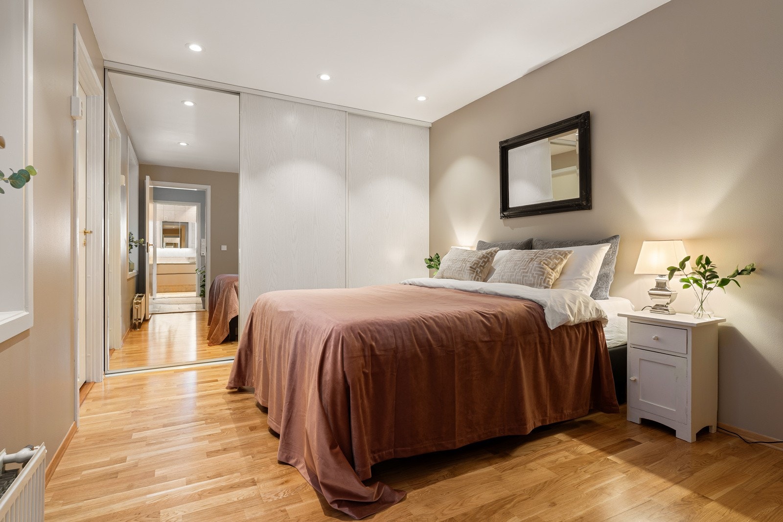 Romslig hovedsoverom på 13,5 kvm med plassbyggd skyvedørsgarderobe. Fra soverommet er det en tilhørende bod/garderobe. Galleribilde