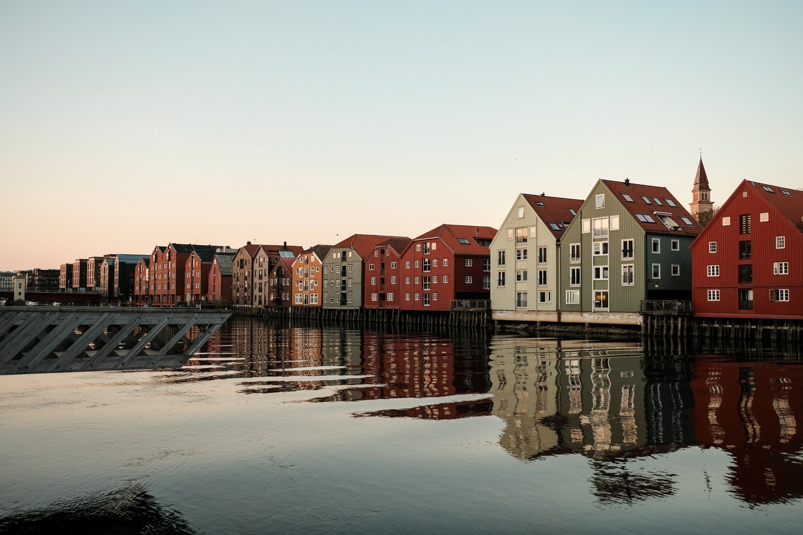 Leiligheten ligger perfekt til for deg som ønsker å utforske byens nærliggende attraksjoner og naturområder hvor man blant annet finner Nidelvens elvepromenade, Bakklandet og Marinen. Galleribilde