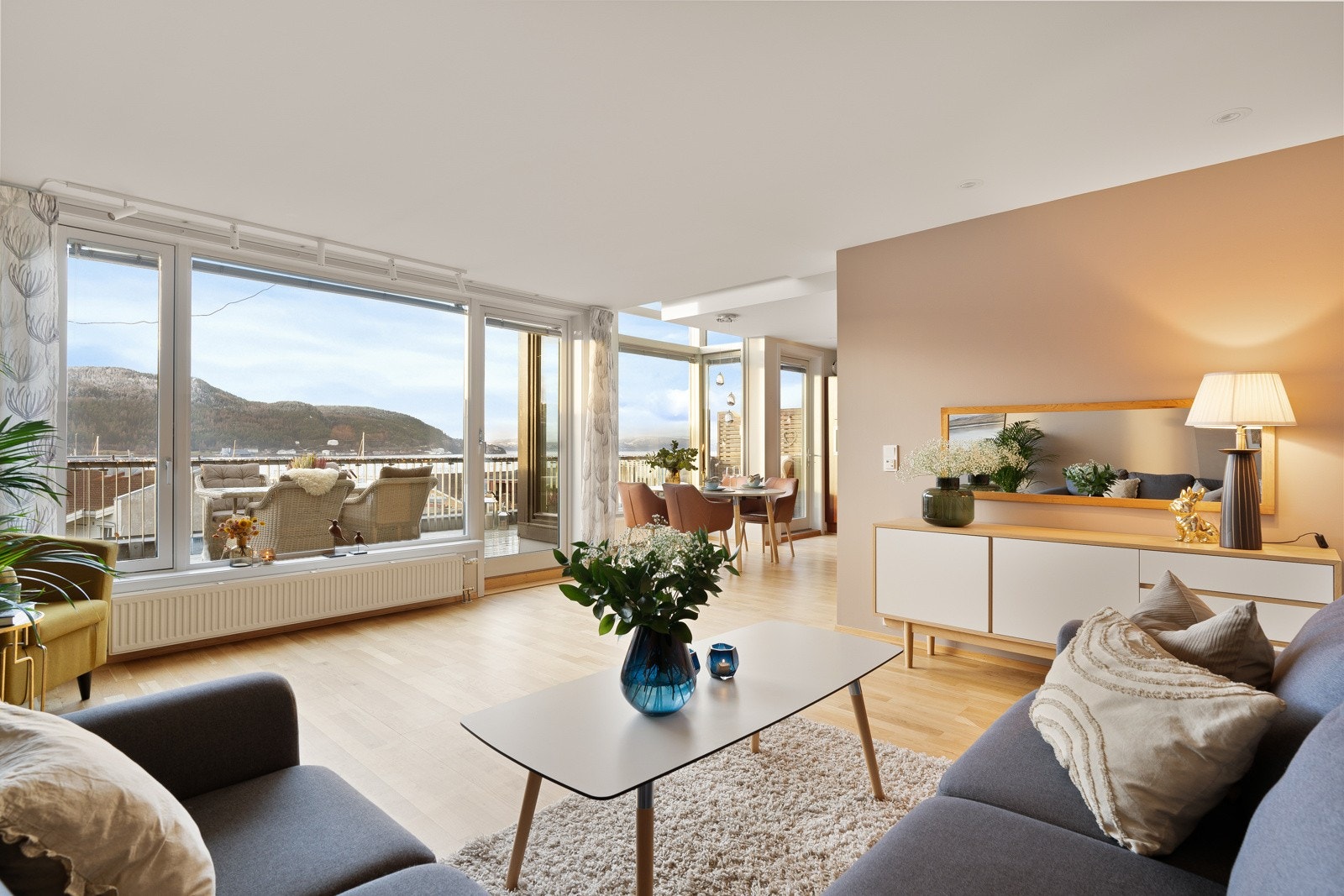 I stuen får man en imponerende romfølelse skapt av vidusflater som strekker seg fra gulv til tak. Galleribilde