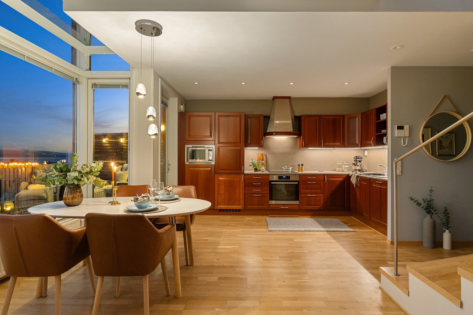 Kjøkkenet er velutstyrt, med integrerte hvitevarer, downlights og LED-belysning. Galleribilde