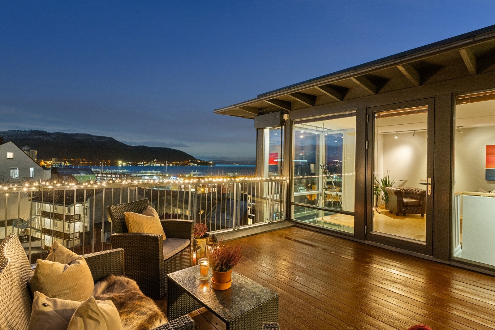 Øvre etasje byr på nok en romslig takterrasse med en like imponerende utsikt. Galleribilde