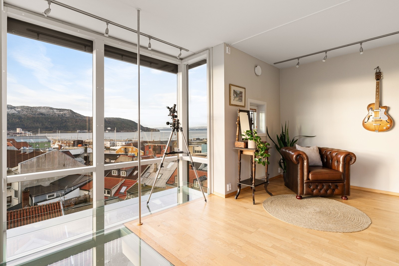 Store vindusflater over to vegger sørger for rikelig med lysinslipp. Galleribilde