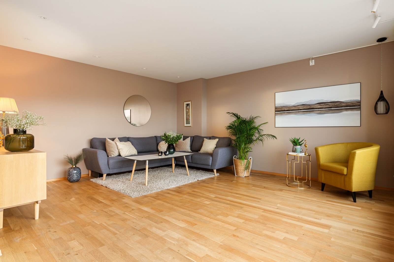 Sammen med spisestue og kjøkken utgjør rommet et samlet oppholdsareal på 40 kvm. Galleribilde