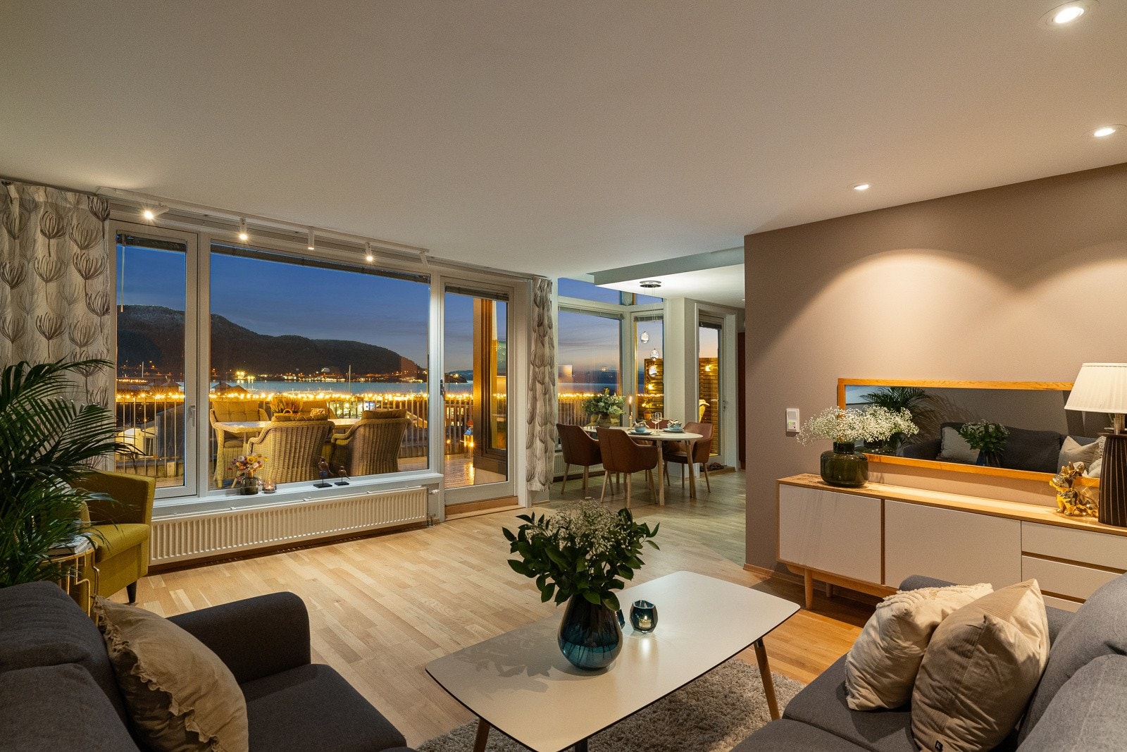 Leiligheten er arkitekttegnet av Skibnes Arkitekter, som har hatt fokus på luft, gjennomlys og fjordutsikt ved utforming av prosjektet. Galleribilde