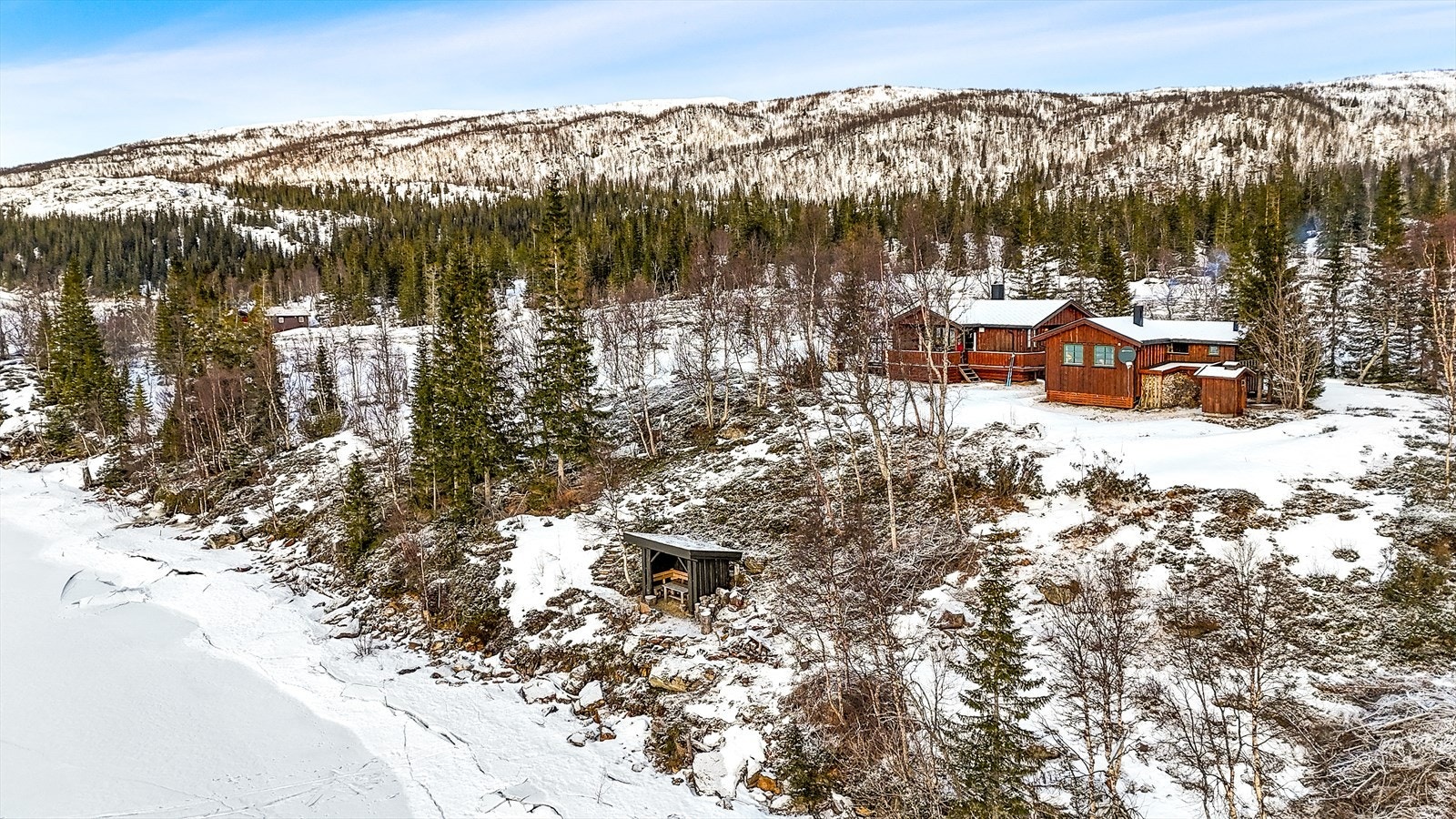 Med eiendommen, medfølger det hytte, anneks, røykeri og naust. Galleribilde
