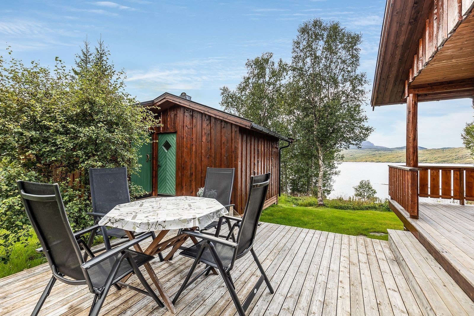 Mot annekset, terrassen og Tustervatnet. Galleribilde