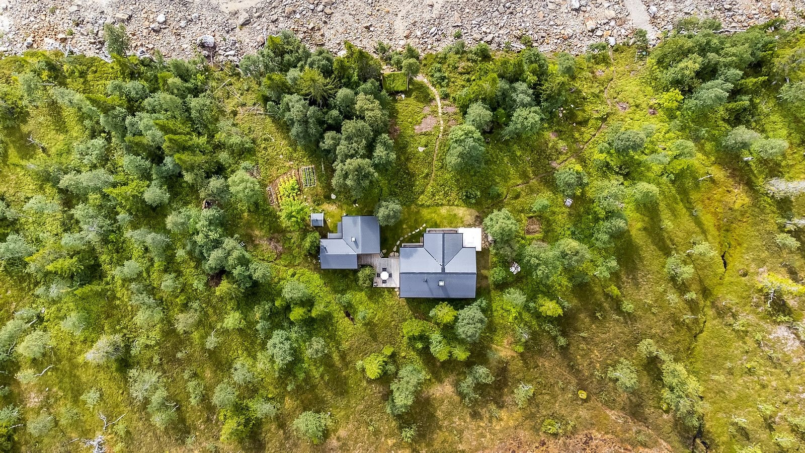 Fugleperspektiv rett mot eiendommen. Delvis stenbelagt sti til/fra gapahuken. Galleribilde